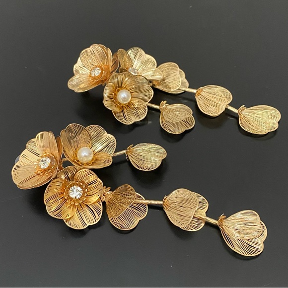 Unique Gold-tone Lightweight Cascading 3D Flower Statement Dangle Earrings 22g - Picture 7 of 14